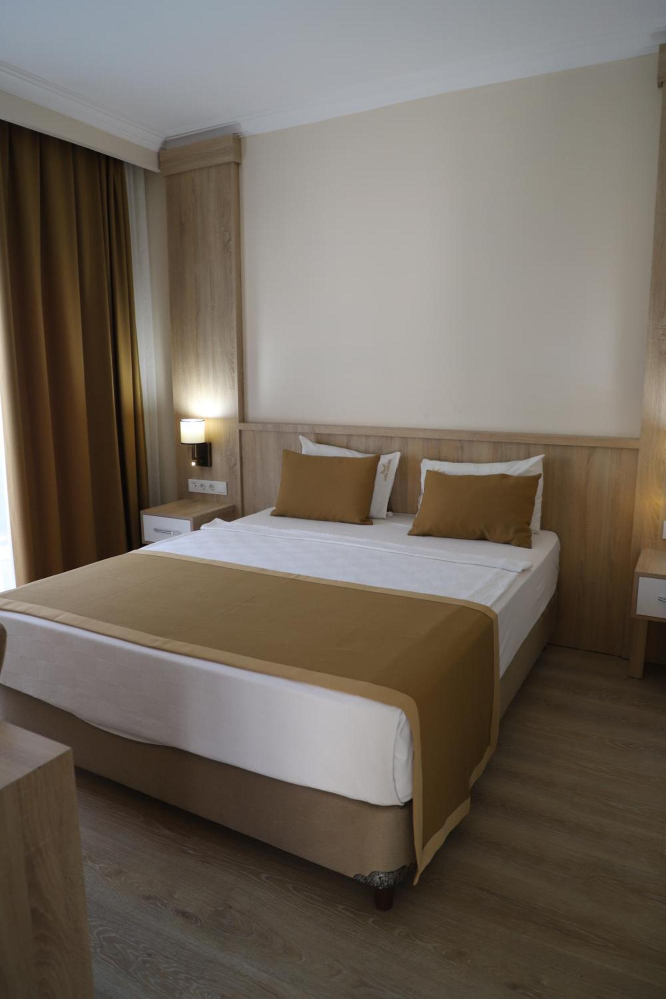 Otel Lara Garden 2*